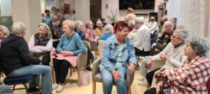 Ismerkedő beszélgetés az Évgyűrűk Idősek Klubja tagjai és a Gondozóház lakói között