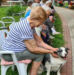 Terápiás kutyát simogatnak a lakók