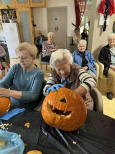 Lakó Halloween tököt készít