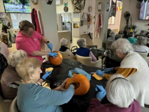 Lakók és dolgozók faragják a tököt