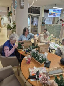 Lakó és dolgozó karácsonyi díszt készít