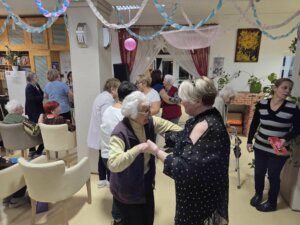 Lakók és dolgozók mulatnak