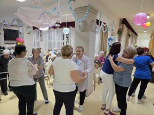 Lakók és dolgozók mulatnak