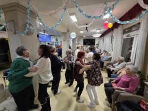 Lakók és dolgozók mulatnak