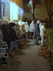 Adventi gyertyagyújtáson a lakók