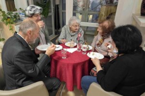 A születésnapos Lehel néni a családja körében