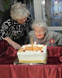 Lehel néni elfújja a tortáján a gyertyákat