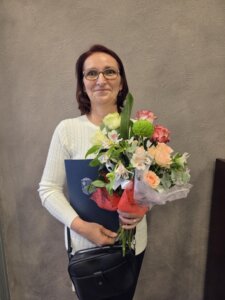 Kolléganő csokorral, emléklappal