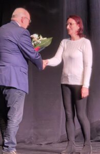 Kolléganő kitüntetését veszi a a Polgármester Úrtól