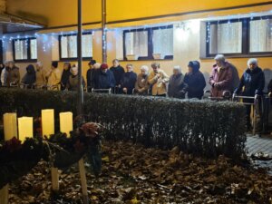 A lakók a harmadik adventi gyertya gyújtásán