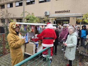 Az Önkormányzat Mikluása a Gondozóházban a lakóknak ajándékot oszt