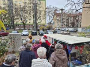 Az Önkormányzat Mikluása a Gondozóházban a lakóknak ajándékot oszt