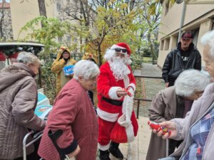 Az Önkormányzat Mikluása a Gondozóházban a lakóknak ajándékot oszt