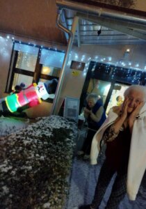 Lakók az első hóesének örvendenek