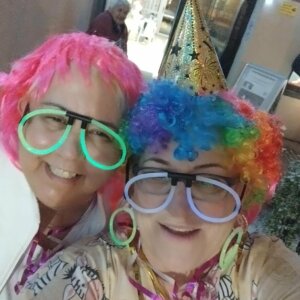 Két kolléganő szilveszteri maskarában