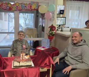 Jász Magdi néni az unokájával