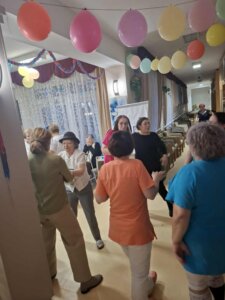 Közös tánc a farsangi bálon