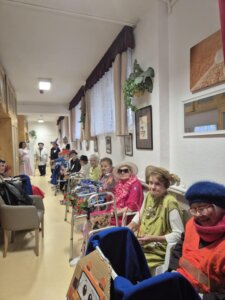 Lakók és dolgozók jelmezben várják, hogy felléphessenek