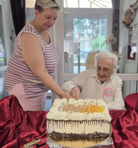 A születésnapos megvágja a tortáját