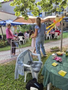 Lakó és hozzátartozó együtt táncol