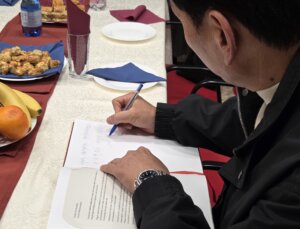 Koreai szociális munkás a gondozóház Vendégkönyvébe ír